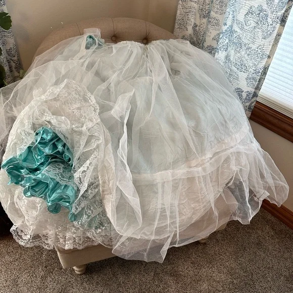 Vintage 80s metallic lamé and lace tiered Bo Peep prom dress, size 8 - Picture 8 of 13